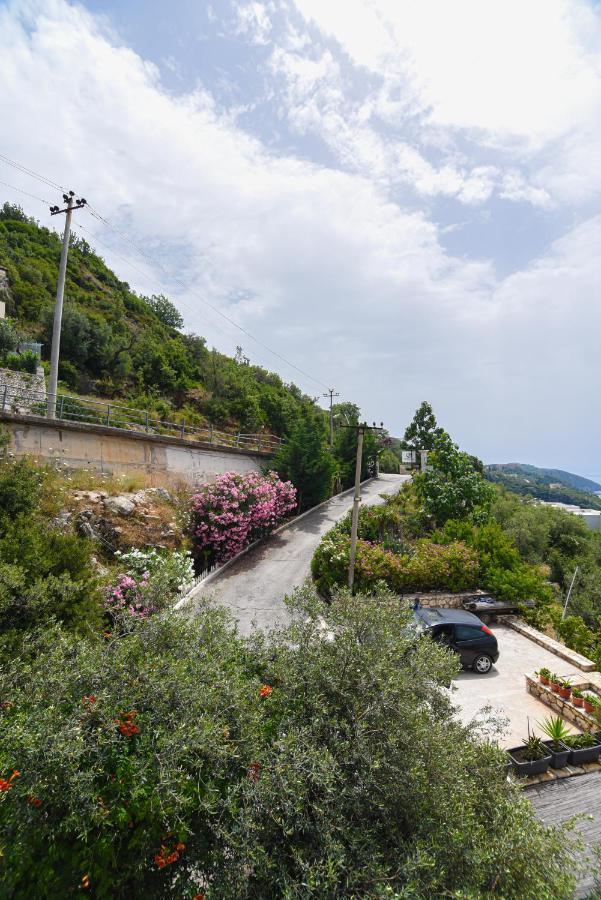 Hotel Imperial Dhermi Bagian luar foto